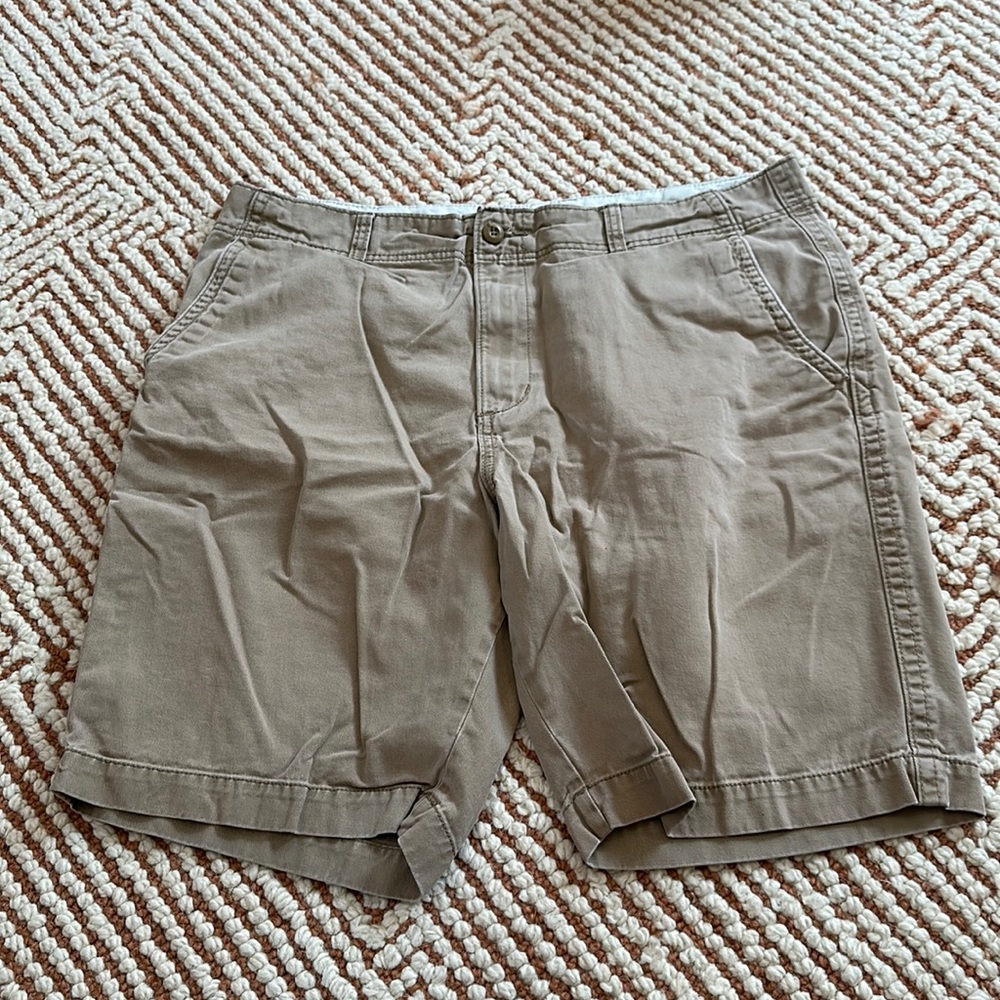 Men’s khaki shorts